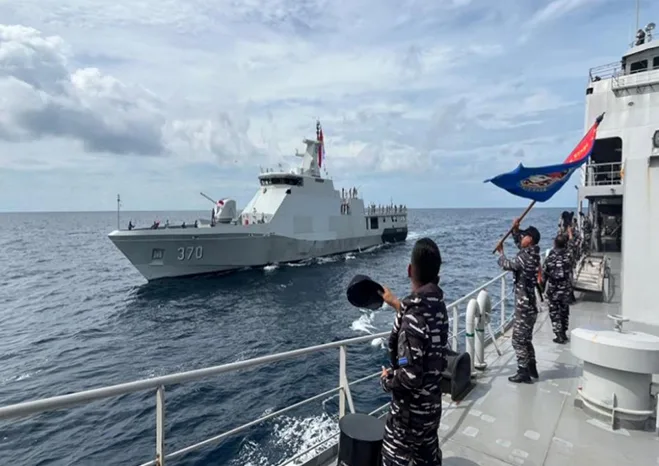 KRI-Teluk-Kupang-519-dan-KRI-Bung-Hatta-370